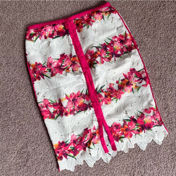 Neiman Marcus lace laser cut floral strip skirt dolce Gabbana style pencil slim - Picture 2 of 4